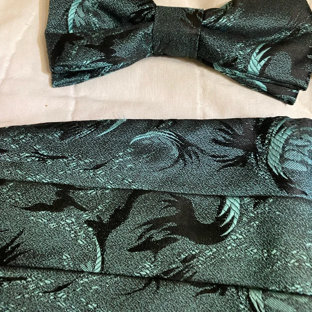 Set of 5 tie and cumber bun sets along with cuff links and buttons